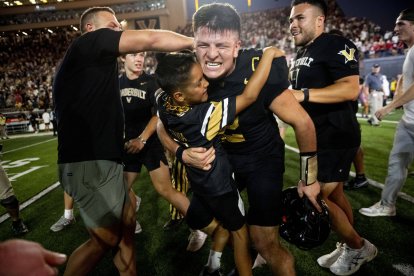 Diego Pavia, quarterback de los Vanderbilt Commodores, reacciona tras derrotar 40-35 a los Alabama Crimson Tide, número 1 del ranking.