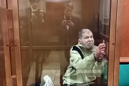 Stephen Hubbard: En esta captura de una grabación tomada y difundida por el servicio de prensa del Tribunal de la Ciudad de Moscú el 7 de octubre de 2024, el ciudadano estadounidense Stephen Hubbard, de 72 años, acusado de luchar como mercenario para Ucrania, asiste a la vista de su veredicto en Moscú.