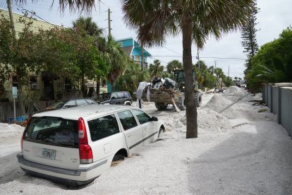 Huracán 'Milton': Un cargador de la Guardia Nacional del Ejército de Florida mueve escombros de la sección Pass-A-Grille de San Petersburgo antes de la llegada prevista del huracán Milton a mediados de esta semana el 7 de octubre de 2024 en Florida.