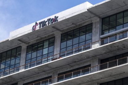 TikTok: un cartel de TikTok en el edificio de la sede de TikTok Inc. en Culver City