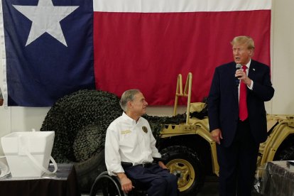 Elecciones Presidenciales 2024:  El ex presidente DONALD TRUMP llega a la frontera en el sur de Texas en el Aeropuerto Internacional del Sur de Texas en Edinburg mientras visita con el gobernador de Texas GREG ABBOTT