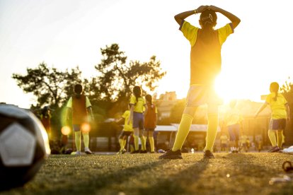 Imagen de archivo: Unas niñas participan en una sesión de práctica de fútbol.