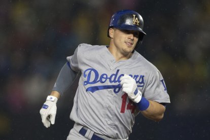 Kike Hernández de los Dodgers de Los Ángeles corre a la segunda base