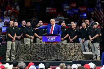 Elecciones Presidenciales 2024 | Donald Trump en un  mitin junto a agentes de la Patrulla Fronteriza en Arizona.