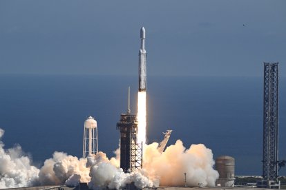 NASA: Un cohete Falcon Heavy de SpaceX con la nave espacial Europa Clipper a bordo despega del Complejo de Lanzamiento 39A del Centro Espacial Kennedy de la NASA en Cabo Cañaveral el 14 de octubre de 2024.