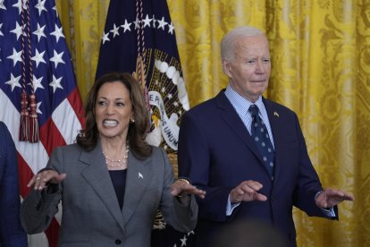 Elecciones presidenciales 2024 | Kamala Harris y Joe Biden gesticulan en una comparecencia en la Casa Blanca