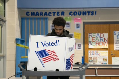 Imagen: Una persona deposita su voto en las primarias presidenciales demócratas en un colegio electoral el 3 de febrero de 2024 en West Columbia, Carolina del Sur.