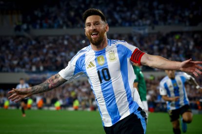 Lionel Messi de Argentina celebra un gol durante el partido entre Argentina y Bolivia