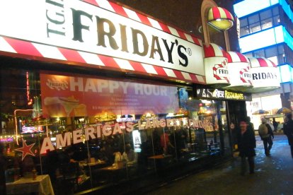 Un restaurante TGI Fridays a pie de calle