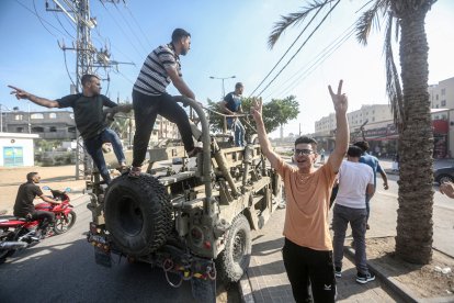 7 de Octubre: Un palestino celebra tras hacerse con el control de un vehículo militar israelí después de cruzar la valla fronteriza con Israel desde Jabalia, en el norte de la Franja de Gaza durante los ataques terroristas del 7 de Octubre.