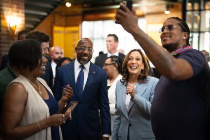 Elecciones presidenciales 2024: La vicepresidenta de Estados Unidos y candidata demócrata a la presidencia en 2024, Kamala Harris, posa para un selfie mientras visita Paschal's, un histórico restaurante de propietarios negros, antes de celebrar un mitin de campaña en Atlanta, Georgia, el 30 de julio de 2024.