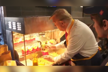 Trump prepara papas fritas en McDonald's