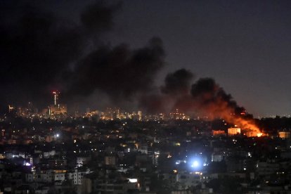 Imagen de un ataque aéreo israelí en los suburbios del sur de Beirut