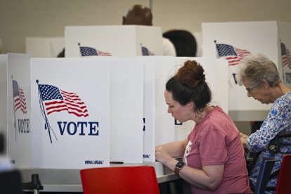 Elecciones Presidenciales 2024: Una persona vota durante la votación anticipada en un colegio electoral en la primera ronda de votación anticipada en un colegio electoral, 21 de octubre de 2024, en Deland, Florida.