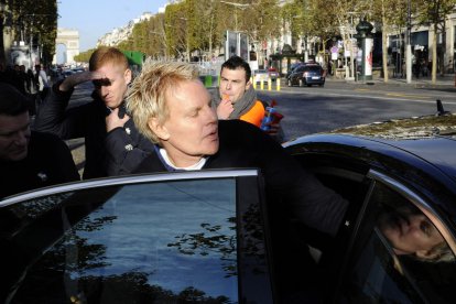 Foto de archivo de Mike Jeffries, ex-Ceo de Abercrombie & Fitch en Francia, mientras entra en un carro.