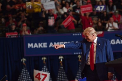 Elecciones Presidenciales 2024:  El expresidente Donald Trump celebra su mitin electoral en el Nassau Coliseum de Uniondale, Nueva York, y congrega a una gran multitud que llenó el estadio de 16.000 localidades.