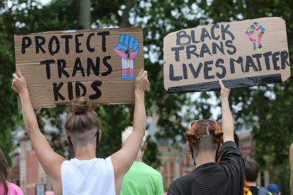 Imagen: Manifestantes con pancartas pidiendo la protección de los 'derechos' de los niños transgénero durante una protesta de Black Trans Lives Matter en Parliament Square, Londres, tras una serie de protestas de Black Lives Matter en todo el Reino Unido.