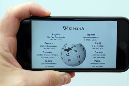 Una persona utilizando Wikipedia