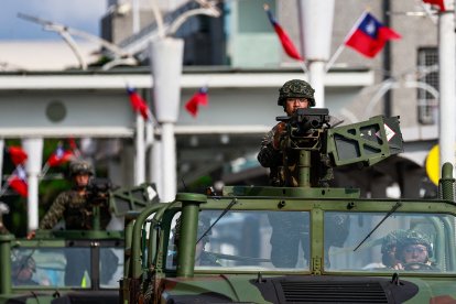 Vehículos militares patrullan frente al aeropuerto de Songshan en Taipei