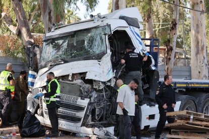 Equipos de emergencia después de que un camión a una multitud de personas en Ramat Hasharon.