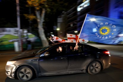 Simpatizantes del partido georgiano en el poder celebran los resultados