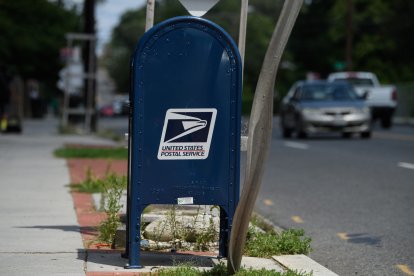 Elecciones Presidenciales 2024: Un buzón del Servicio Postal de Estados Unidos (USPS) frente a una oficina de correos en Washington, DC,