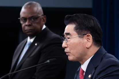 El Secretario de Defensa Lloyd Austin y el Ministro de Defensa surcoreano Kim Yong Hyun