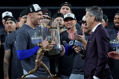 El primera base de los Dodgers de Los Ángeles Freddie Freeman (5) celebra con el Trofeo