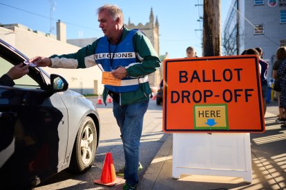 Elecciones Presidenciales 2024: Un recolector oficial de papeletas por correo en Cleveland, Ohio.