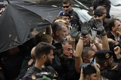 El rey Felipe VI, durante su visita a las zonas afectadas por las inundaciones