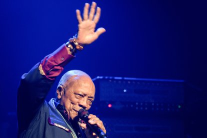 Quincy Jones se despide del público en una foto de archivo en el Montreux Jazz de 2019.