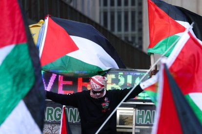 Manifestantes ondean banderas durante una concentración antiisraelí en Nueva York para conmemorar el primer aniversario del ataque del 7 de octubre de Hamás contra Israel el 7 de octubre de 2024. -