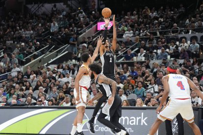 El pívot de los San Antonio Spurs Victor Wembanyama (1) lanza en la primera parte contra los Golden State Warriors en el Frost Bank Center.