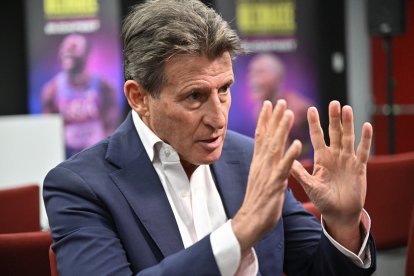 El presidente del Atletismo Mundial, Sebastian Coe, gesticula mientras habla durante una entrevista con AFP tras una rueda de prensa para presentar el Ultimate Championship, un nuevo evento atlético por equipos, en el Centro Nacional de Atletismo de Budapest, Hungría, el 22 de noviembre de 2024. El Presidente del Atletismo Mundial, Sebastian Coe, declaró el 22 de noviembre que el nuevo Campeonato Ultimate, presentado oficialmente por el organismo rector del deporte, cambiará las reglas del juego en el atletismo.