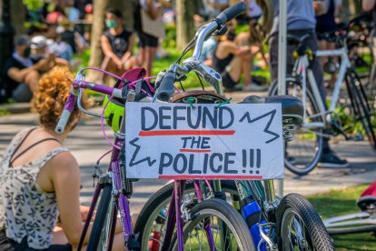 Manifestantes piden desfinanciar a la policía