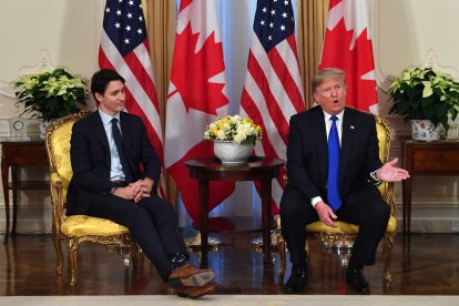 El presidente de Estados Unidos, Donald Trump (d), habla durante una reunión con el primer ministro de Canadá, Justin Trudeau, en Winfield House, Londres, el 3 de diciembre de 2019.