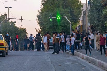 Una imagen obtenida por AFP fuera de Irán muestra a iraníes protestando en Sanandaj