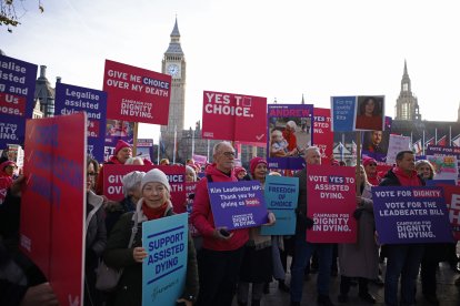 Los activistas que apoyan el proyecto de ley de suicidio asistido sostienen pancartas en una manifestación frente al Palacio de Westminster en el centro de Londres, el 29 de noviembre de 2024.