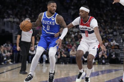 Damian Lillard (Bucks) le dribal a Coulibaly (Wizards)