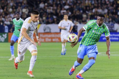 Gabriel Pec del LA Galaxy lucha por el balón con Nouhou Tolo