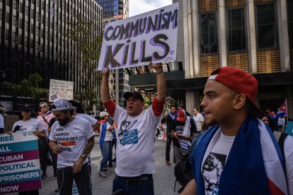 Manifestantes sostienen pancartas durante una concentración contra la dictadura de Cuba