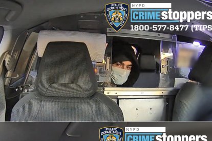 Esta combinación de imágenes de mano publicadas por el Departamento de Policía de Nueva York (NYPD) a través de X (antes Twitter) el 7 de diciembre de 2024 muestra fotos de la persona de interés buscada para ser interrogada en relación con el tiroteo del CEO de UnitedHealthcare, Brian Thompsonrange, a primera hora del miércoles en un asesinato que ha acaparado la atención nacional.