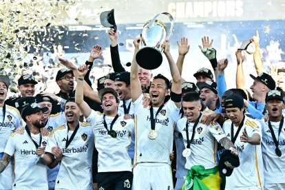 Los jugadores del LA Galaxy celebran tras ganar el partido de la final de la Copa de la Major League Soccer (MLS) entre el LA Galaxy y los NY Red Bulls en el Dignity Health Sports Park de Carson, California, el 7 de diciembre de 2024