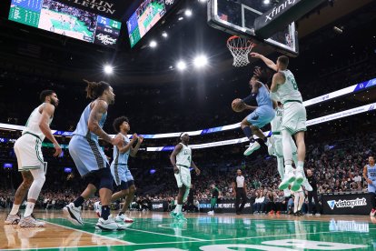 El escolta de los Memphis Grizzlies Ja Morant (12) lanza durante la segunda parte contra los Boston Celtics en el TD Garden.