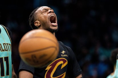 Darius Garland grita durante un encuentro de los Cavaliers contra Charlotte.