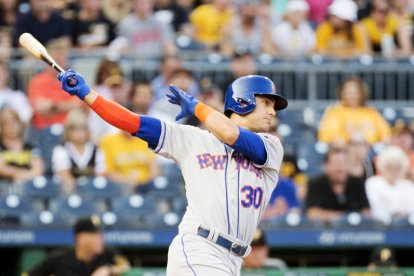 El jardinero zurdo de los Mets de Nueva York Michael Conforto batea un jonrón