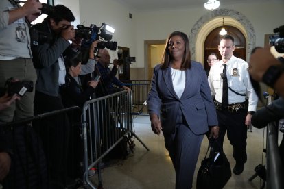 Letitia James, fiscal general de Nueva York, abandona la corte donde se juzgó a Donald Trump en el caso pro fraude civil.