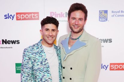 El fundador y director ejecutivo de PinkNews Benjamin Cohen y su marido Anthony James asisten a los premios PinkNews en el Royal Lancaster Hotel de Londres en 2023.