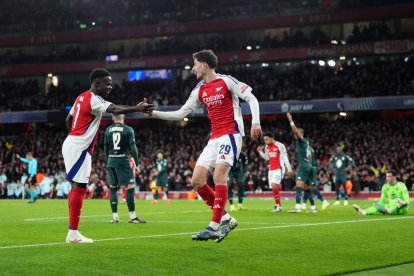Kai Havertz, del Arsenal, celebra con su compañero Bukayo Saka