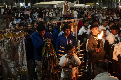 Peregrinos católicos asisten a misa tras llegar para participar en la conmemoración del día de la Virgen en la Basílica de Guadalupe, en la Ciudad de México, el 10 de diciembre de 2024.